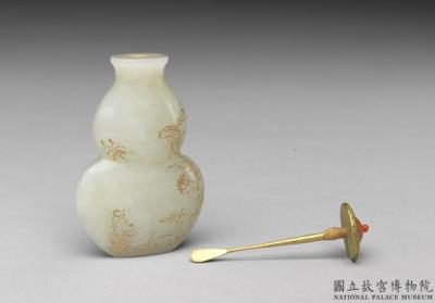 图片[3]-Jade gourd-shaped snuff bottle with a flower-and-butterfly design in gold tracing, Qing dynasty, 18th century-China Archive